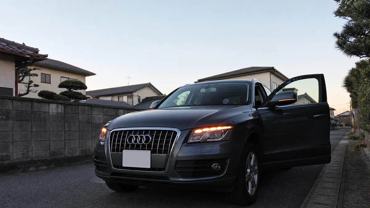 Audi アウディ バッテリー警告灯 走行中は危険 A4/Q5 修理1〜15万