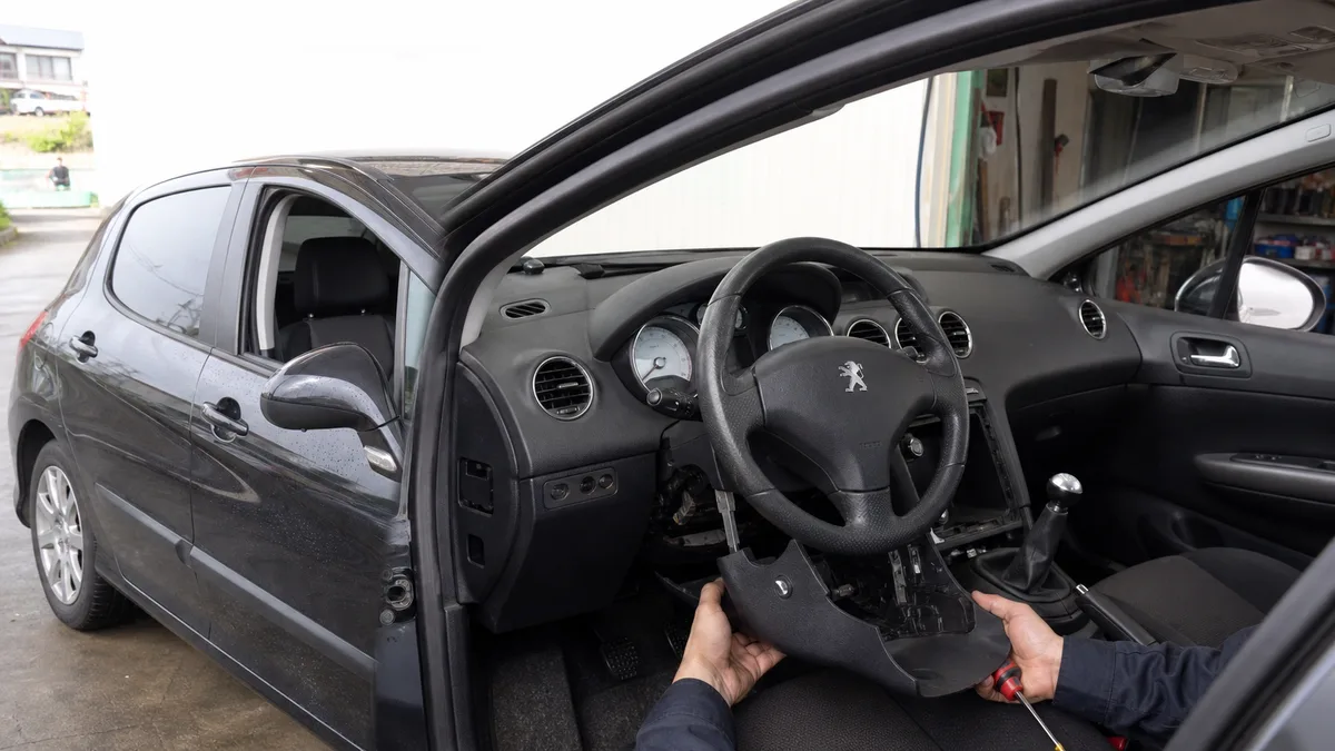 Peugeot プジョー エアバッグ警告灯 208/308 SRS 原因と修理費目安