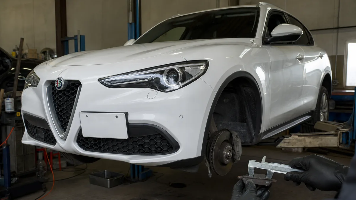 Alfa Romeo Alfa Romeo ブレーキ警告灯 原因・緊急度・対処