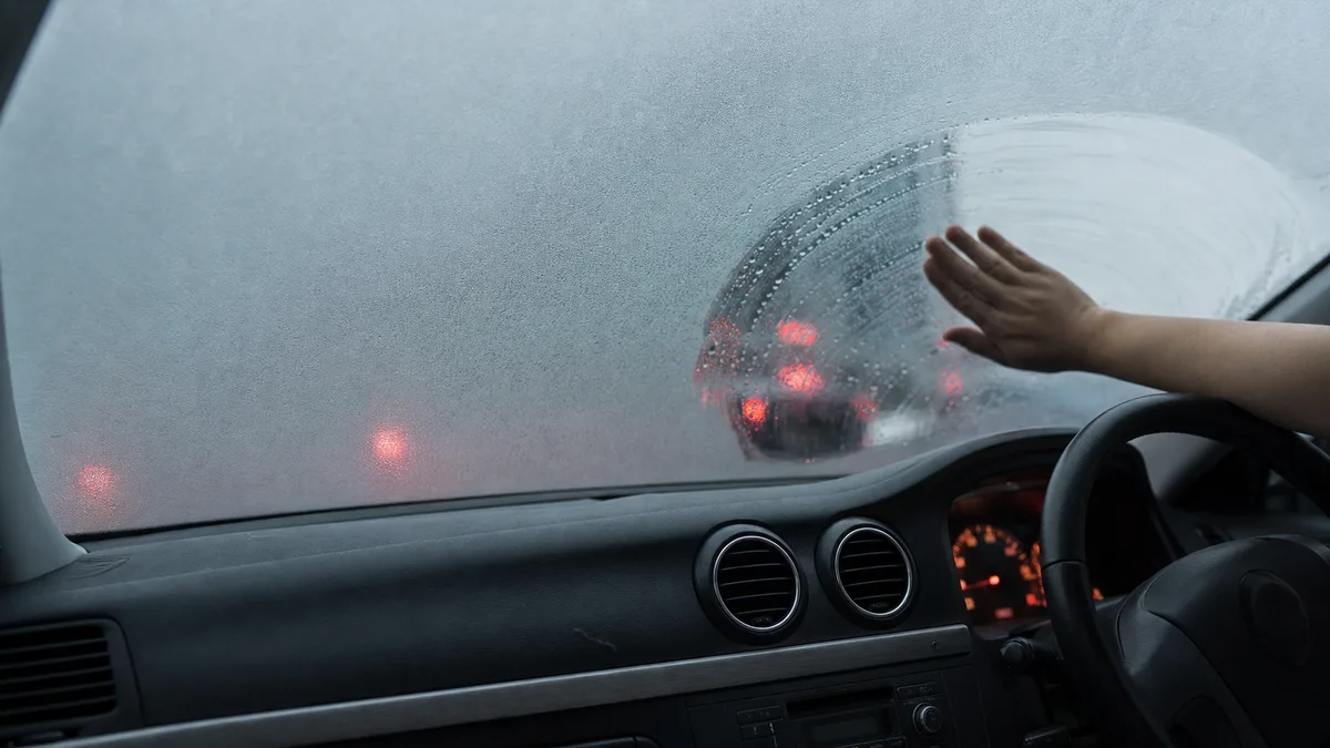 外車の窓が曇る すぐ取る方法と内気・外気の使い分け