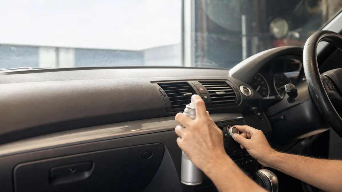 外車のエアコンが臭い カビ臭の原因と対策 BMW・ベンツ・VW